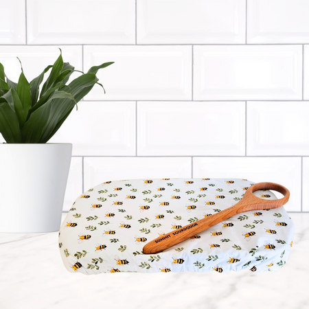 Reusable bees and floral print casserole cover—sustainable alternative to plastic wrap, made in Canada.