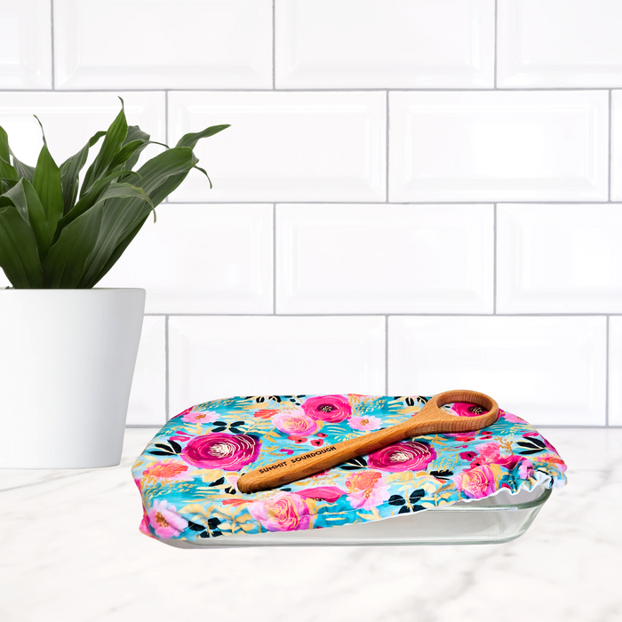 Reusable casserole dish cover—eco-friendly, washable, and made in Canada. Perfect for reducing single-use plastic in the kitchen.